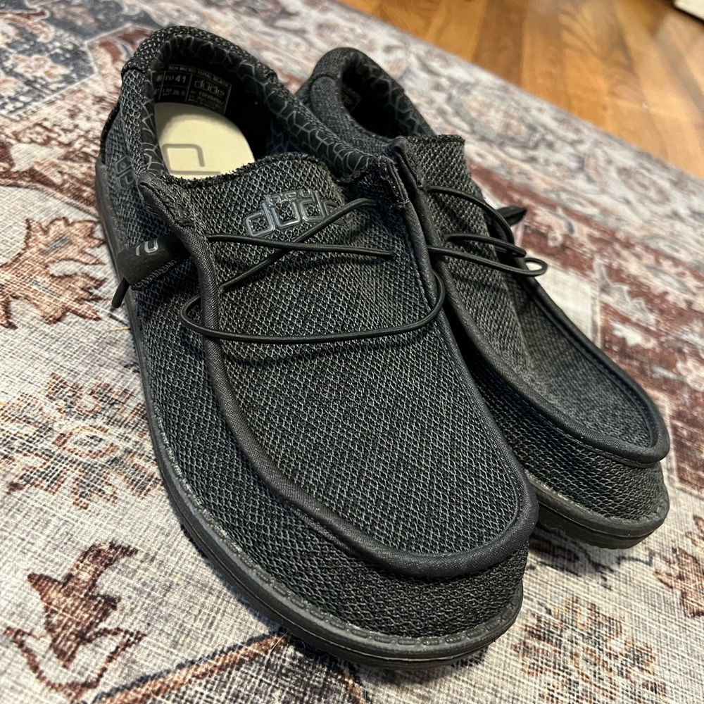 Brand new men’s hey dudes